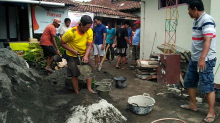 Warga Gotong Royong Renovasi Masjid 